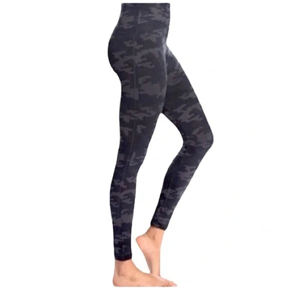 Spanx Medium Leggings Look at Me Now in Black Camo - Picture 2 of 9